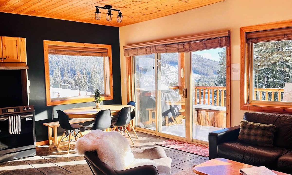 Apex Mountain Condo | Apex Treehouse - Private Hot Tub & Ski Access