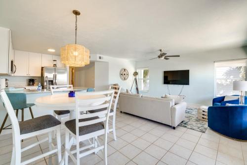 Cedar Key House | Cedar Key Condo w/Balcony & Gulf Views!