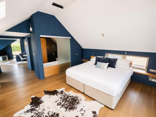 Swaffham Apartment | PRINT ROOM 2 - Stylish Loft Apartment with Private Balcony