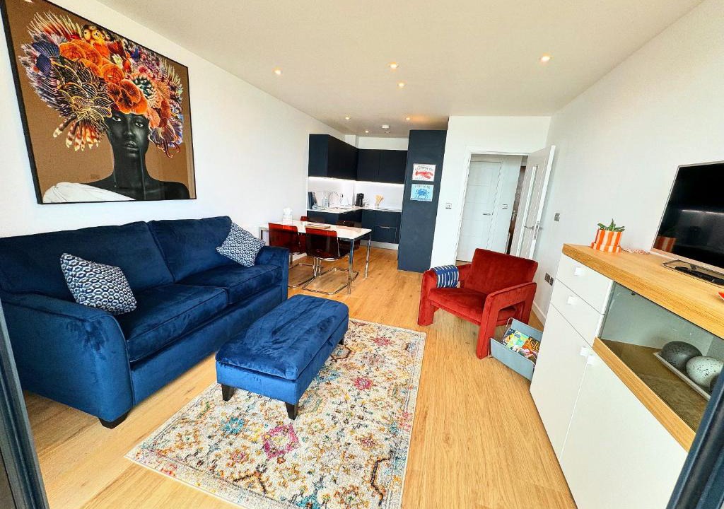 Ramsgate Apartment | Stunning Beach Front Apartment with Sea views, FREE Parking & Balcony