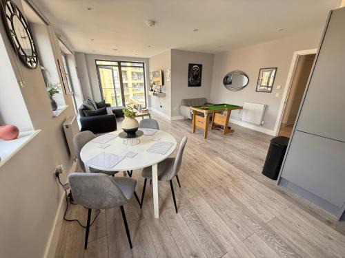 Coulsdon West Apartment | Stylish Penthouse Duplex Lux Rooms