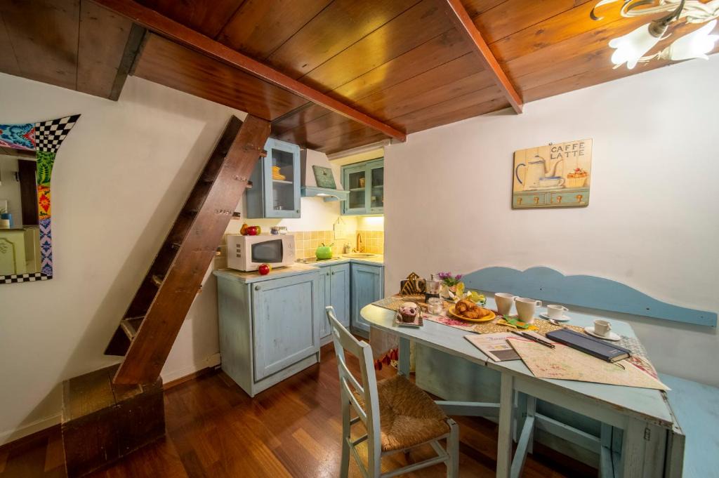 Oltrarno Apartment | Wonderful Romantic Studio Ponte Vecchio Area