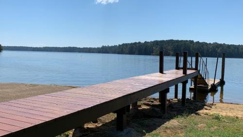 Hemphill Hotel | Alpine Lakeview Motel Room WiFi,Sandy beach Boat Ramp,Pier,Marina,Bath House with Laundromat
