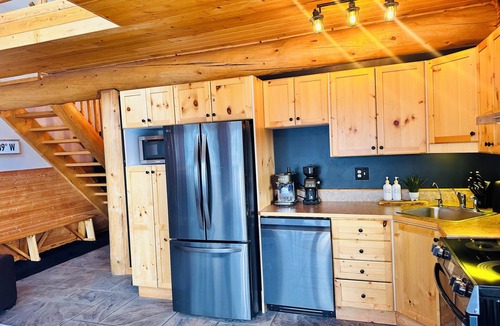 Apex Mountain Condo | Apex Treehouse - Private Hot Tub & Ski Access