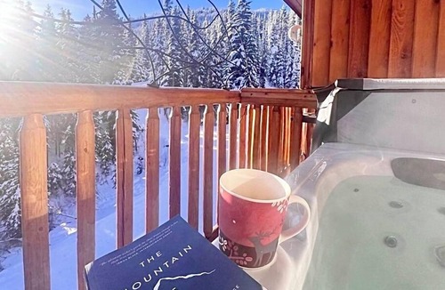 Apex Mountain Condo | Apex Treehouse - Private Hot Tub & Ski Access