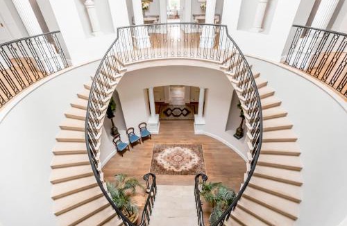 Beccles House | Beccles Georgian Mansion l 9 Bedrooms, Hot Tub & Parkland