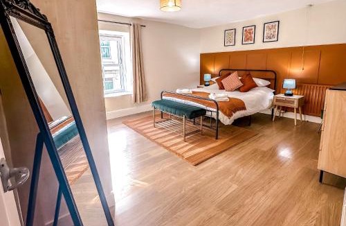 Castleton House | Bourne Cottage, Stylish 3 Bed Retreat for Families & Groups, Sleeps 7, Pets Welcome
