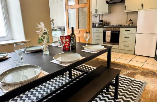 Castleton House | Bourne Cottage, Stylish 3 Bed Retreat for Families & Groups, Sleeps 7, Pets Welcome