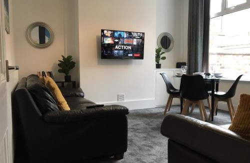 Preston Apartment | Bright Spacious 3-bed with office & patio, Preston
