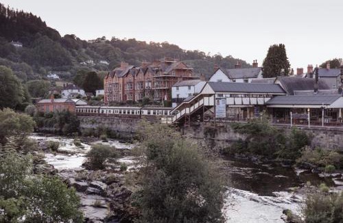 Llangollen House | Charming Hideaway on Dee River with Character cottage, scenic views, and a hot tub