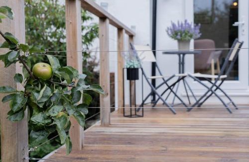 Llangollen House | Charming Hideaway on Dee River with Character cottage, scenic views, and a hot tub