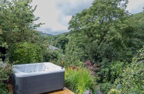 Llangollen House | Charming Hideaway on Dee River with Character cottage, scenic views, and a hot tub