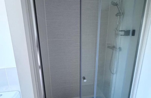 Peterborough House | Comfortable En-suite room in peaceful Hampton Home