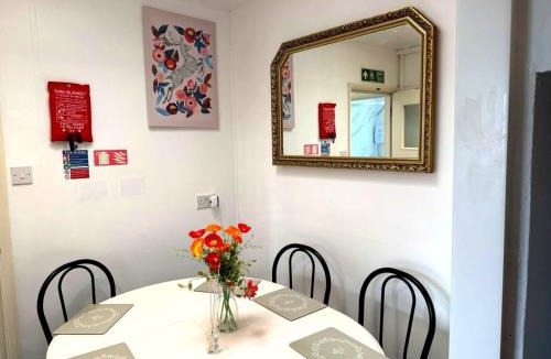Hailsham Apartment | Comfortable flat 3Bed, sleeps 6