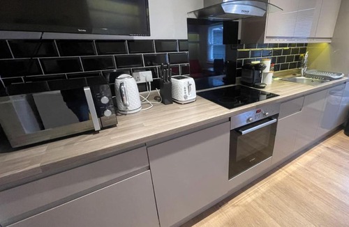 Mill Road Apartment | Convenient Studio Central Cambridge - Kingsize bed
