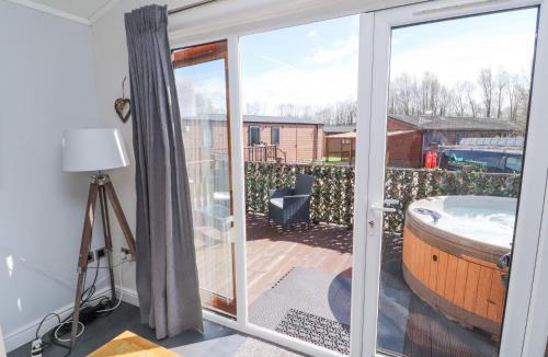 Tewitfield House | Duckling Lodge