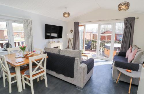 Tewitfield House | Duckling Lodge