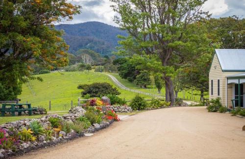 Central Tilba House | Henkley Cottage 2 Jeremiah
