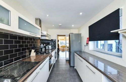 Nottingham House | Hillside House
