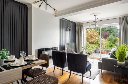 Olton House | Large Luxury Solihull 5 Bedroom House - The Residence - Close to NEC - Sleeps 9