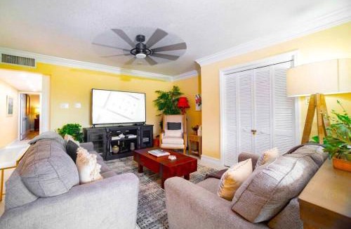 Seven Mile Beach Apartment | Lime Tree Bay Unit # 40
