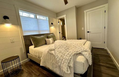 Monteagle House | New Mountain Tiny Retreat with Beautiful Deck in Tennessee