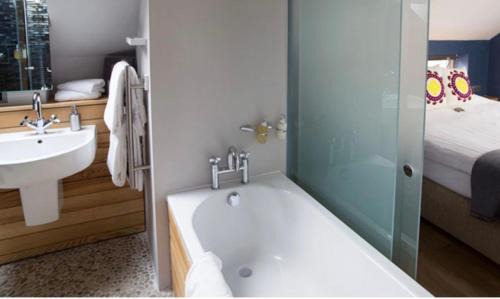 Swaffham Apartment | PRINT ROOM 2 - Stylish Loft Apartment with Private Balcony