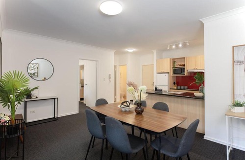 East Perth Apartment | Spacious 2BR East Perth Pool Gym CATBus CBD Optus