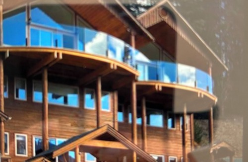 Apex Mountain Ski Chalet | SPACIOUS ONE BEDROOM UNIT AT APEX MOUNTAIN WITH AWESOME VIEW.PET FRIENDLY.