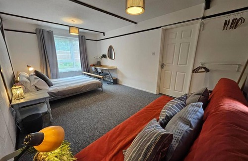 Butetown House | Spacious Private Room with Private Bathroom in the Heart of Cardiff Bay