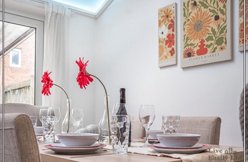 Salford House | Stylish Riverside 4BR Home with Hot Tub and Free Parking - Sleeps 8