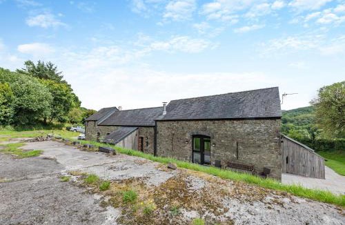 Llandeilo House | Y Stabl