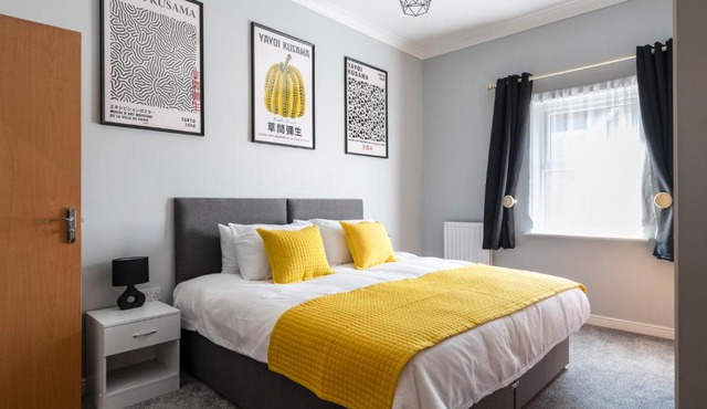 2BR 2BA Apartment - Emperor Beds - Free Parking - Near LGW Airport