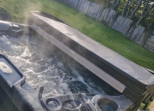 3 Bed Detached House & Hot Tub