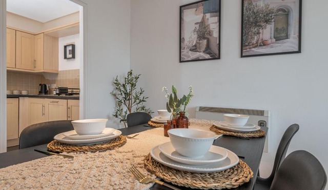 3-Bed Serviced Apt near M62, Leeds - Ideal for Up to 6 Guests - Long Stay Options - Free Parking and Wifi