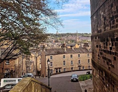 3 double bed whole house by castle