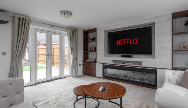 5 bed detached Contractors Parking Long Stays
