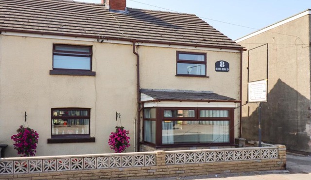 8 Heatons Bridge Road
