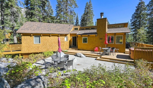 Alpine Adventure- Shuttle to Ski Lifts- Hot Tub- Pet Friendly
