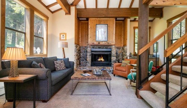 Alpine Escape by Tahoe Getaways - Shuttle to Ski Slopes & Fireplace