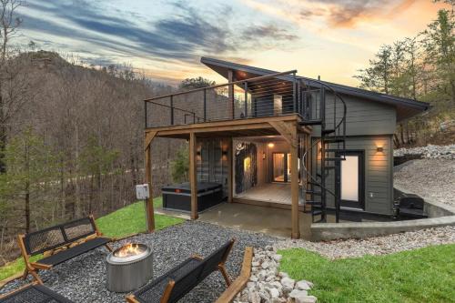 Base Camper Inn - Epic RRG Stay, Rooftop deck, Slide, Hot Tub