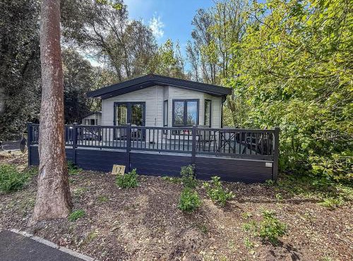 Beautiful Lodge With Decking At Azure Seas In Suffolk, Sleeps 6 Ref 32217Og