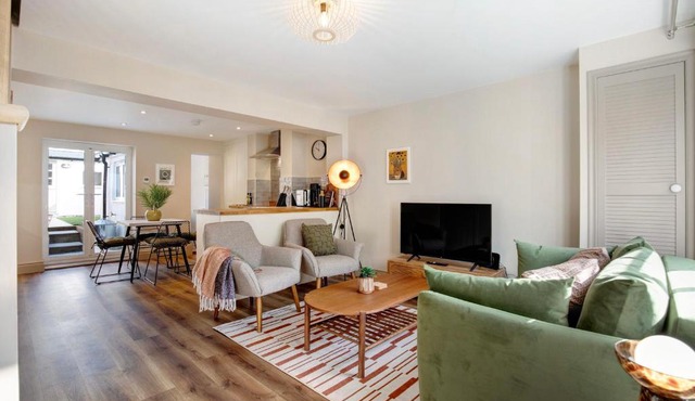 Beautifully refurbished cottage in lower Wivenhoe.
