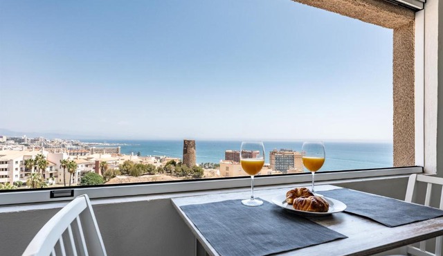 Breathtaking Studio, amazing views, Pool, Beach