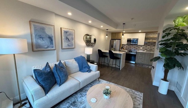 Bright 1 BR with waterview and 6 appliances