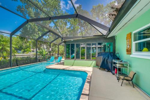 Canal-Front Outdoor Oasis: Home in Crystal Water