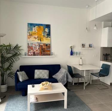 Central Studio with Shared Rooftop Terrace