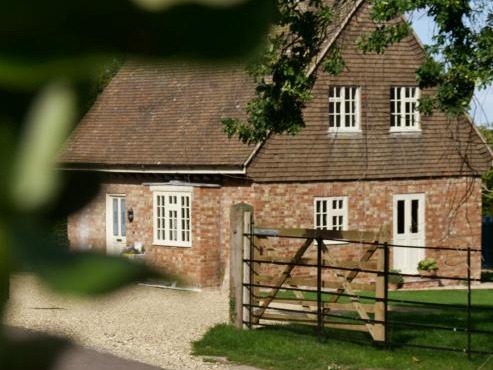 Charming 2-bed countryside retreat with fireplace and walks