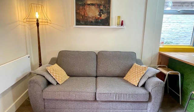 Chequer - seafront 1 bed ground floor garden flat