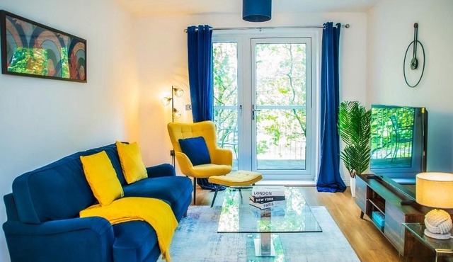 City Centre Two Bedroom Apartment with Free Parking-Two Bathrooms-Balcony-Lift Access and Free WifiF